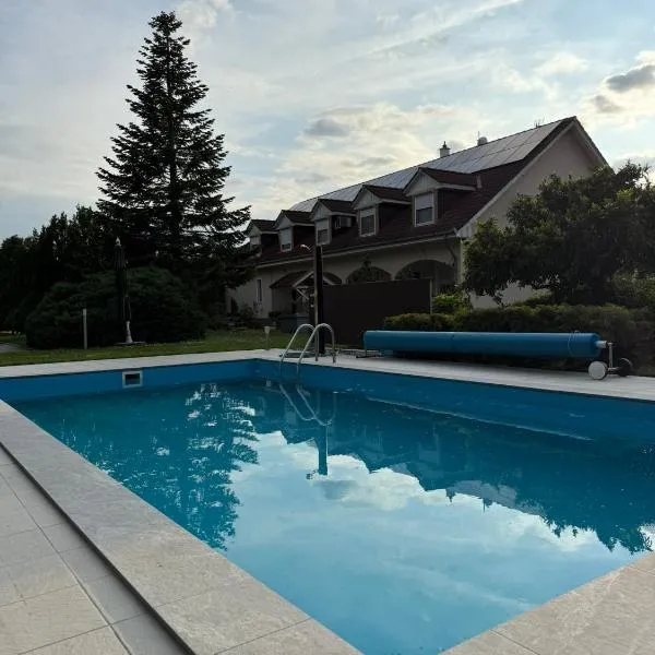 Panzió Pér，位于Pér的酒店