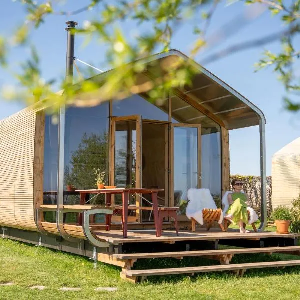 Luxe Wikkelhouse met hottub 'Dompel'，位于Hoogwoud的酒店