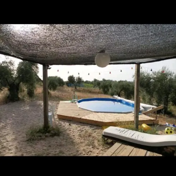 Caravana acogedora con piscina "Amantes de la naturaleza"，位于阿尔蒙特的酒店