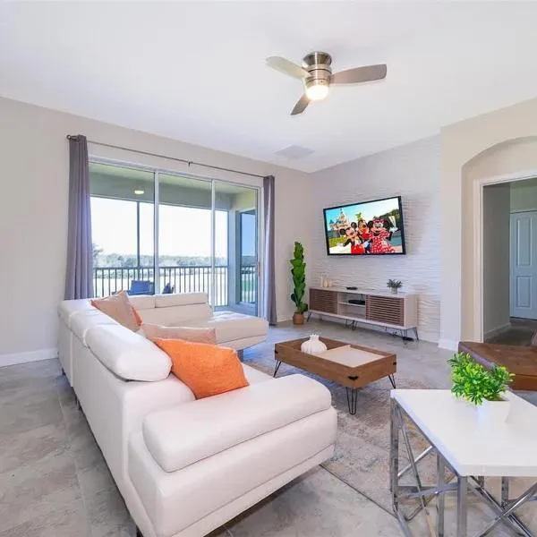 Wonderful Disney-Themed Home in ChampionsGate Resort 15 min from Disney World with 7 pools, Club houses, Water Park, Gym, Arcades, Lazy River, Golf, and More!，位于基西米的酒店
