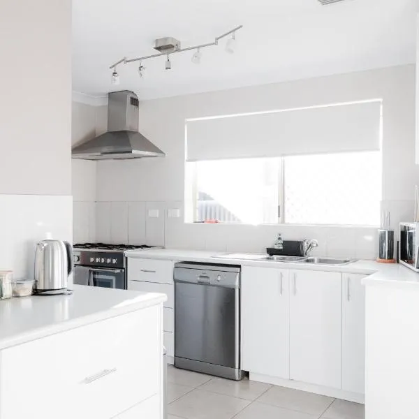 Spacious 5-bed house opposite Golf Course，位于卡尔古利的酒店