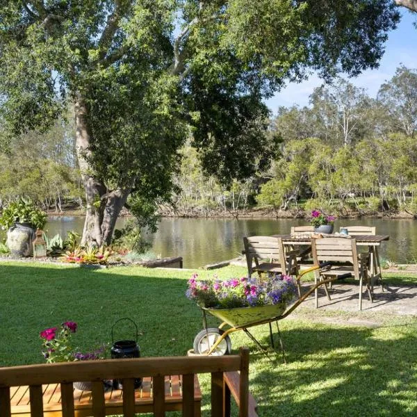 Januce - delightful river front house in Urunga，位于尤朗加的酒店