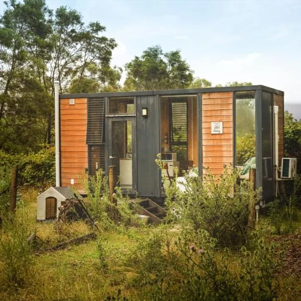Alpaca Tiny House with Vineyard Lakeside by Tiny Away，位于Flowerdale的酒店
