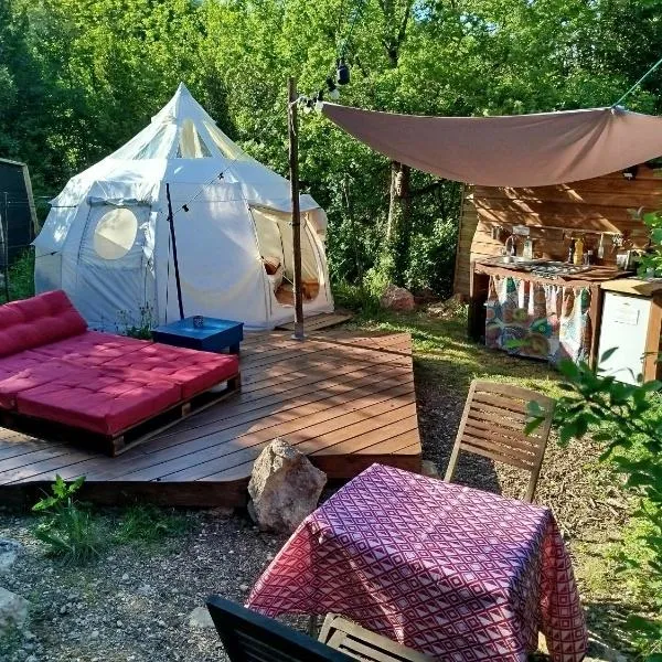 Tente tipi nature, calme, cascade et baignade à 10 minutes à pieds，位于Saint-Laurent-le-Minier的酒店
