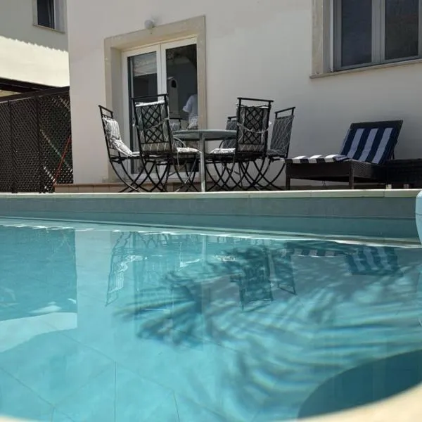 Townbeach Villa with Private Pool，位于沃罗里尼的酒店