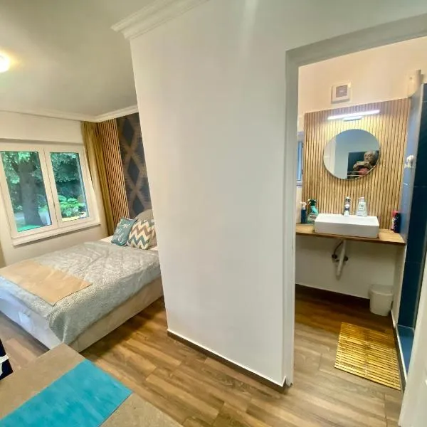 Two rooms with bath，位于韦切什的酒店