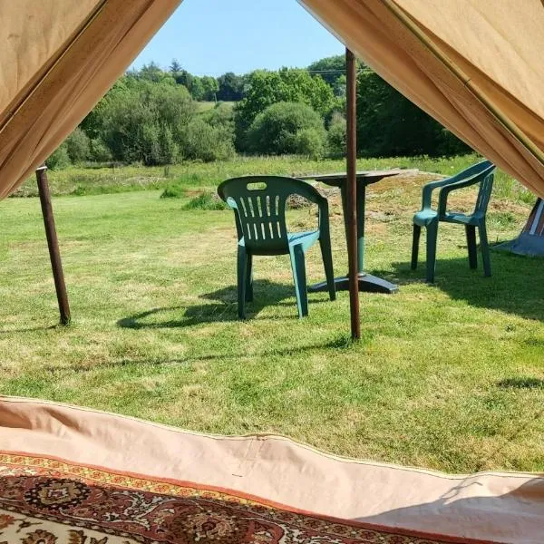 Bell tent one of three to rent fully equipped private equipped kitchen tents too，位于Saint-Michel-de-Montjoie的酒店