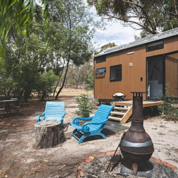 Tiny Hideaway at Cloverhills by Tiny Away，位于Newham的酒店