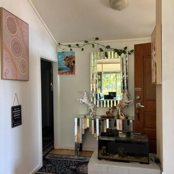 Sunflower Homes Classy and Cozy，位于Mawson Lakes的酒店