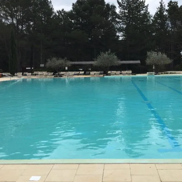 Bastidon provençal dans domaine naturiste，位于贝端的酒店