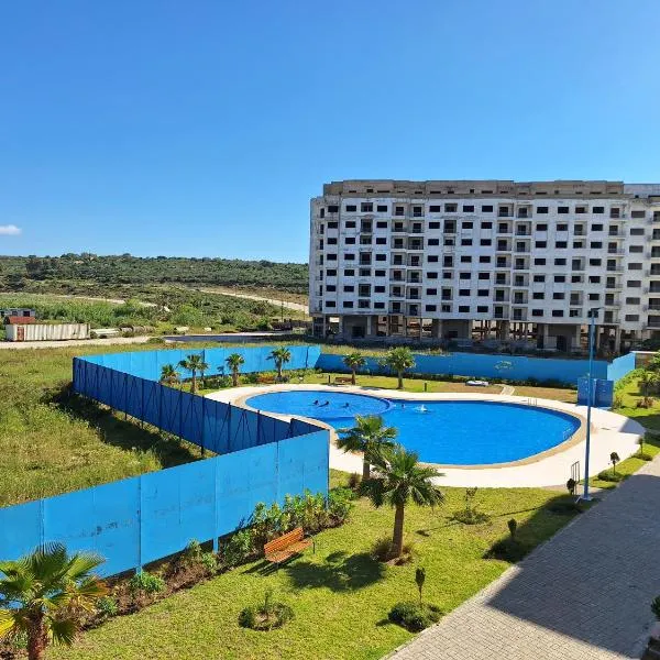 Bel appartement climatisé, avec piscine et parking souterrain gratuit, à deux pas de la mer，位于丹吉尔的酒店