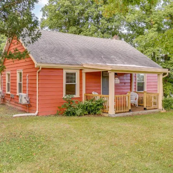 Charming Watkins Glen Home with Yard!，位于沃特金斯格伦的酒店