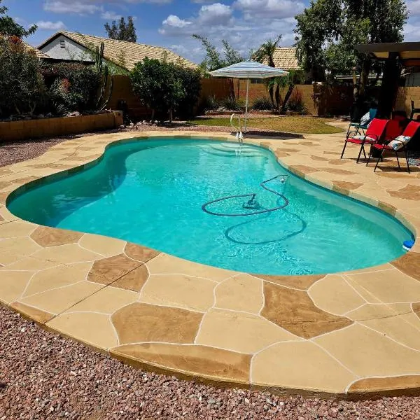 Cozy home with pool, fire table, BBQ, RV parking，位于梅萨的酒店