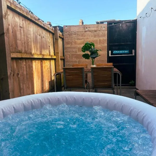 Duplex Stay With Hot Tub Opposite Stadium，位于卡迪夫的酒店