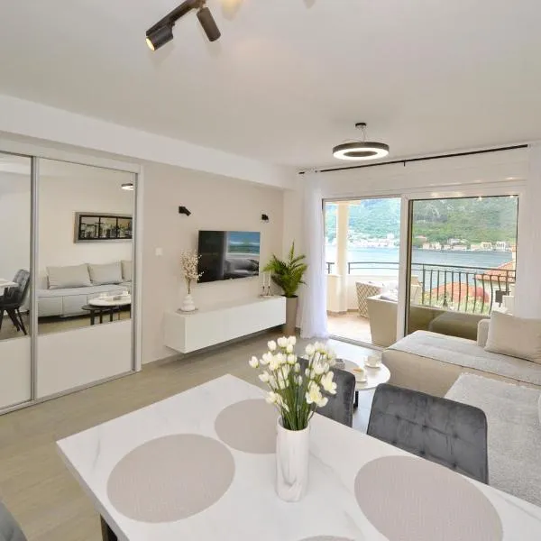 SEA VIEW apartment 2km from the Old Town of Kotor，位于多布罗塔的酒店