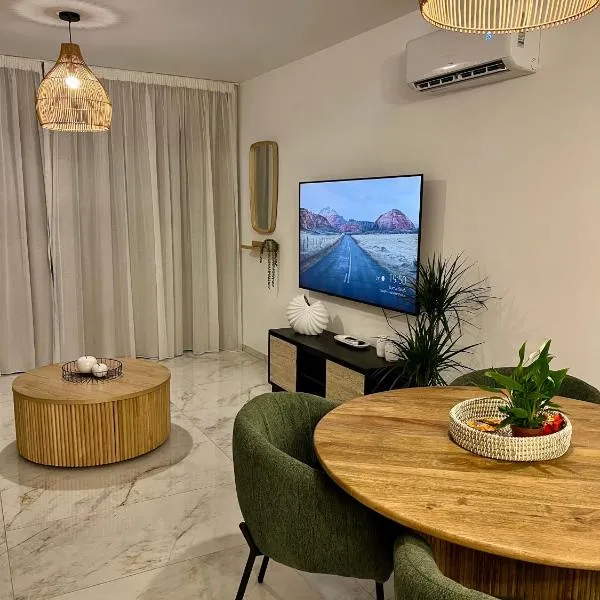 FatCow Beach Apartment Ultra，位于拉纳卡的酒店