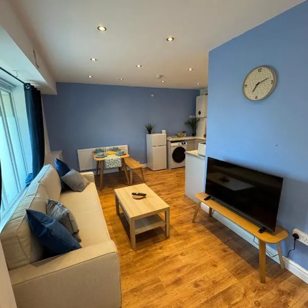 Stretford Apartment - Sleeps 6 - WiFi - Parking - Near Stadium，位于曼彻斯特的酒店
