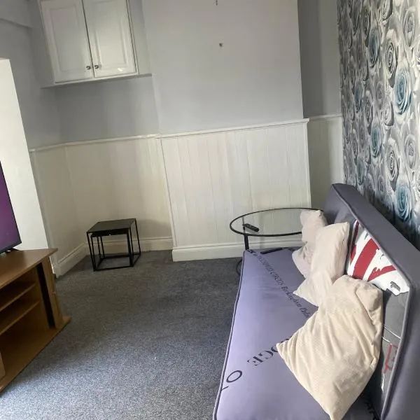 1 double bed house and sofa bed with a garden，位于Kent的酒店