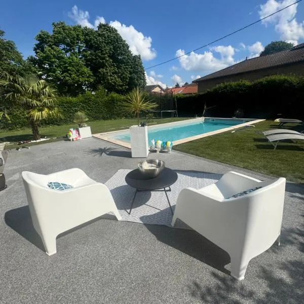 Cozy apartment，位于Neuville-les-Dames的酒店