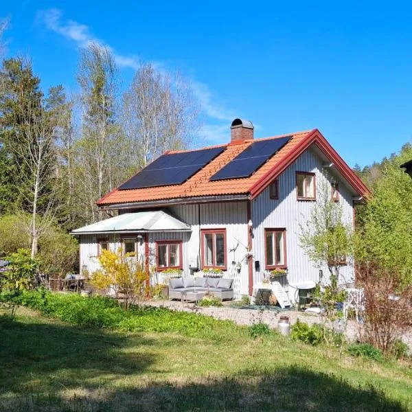 Charmigt äldre hus, laddbox 22 kw, 5 bil-minuter till bad，位于斯特伦斯塔德的酒店