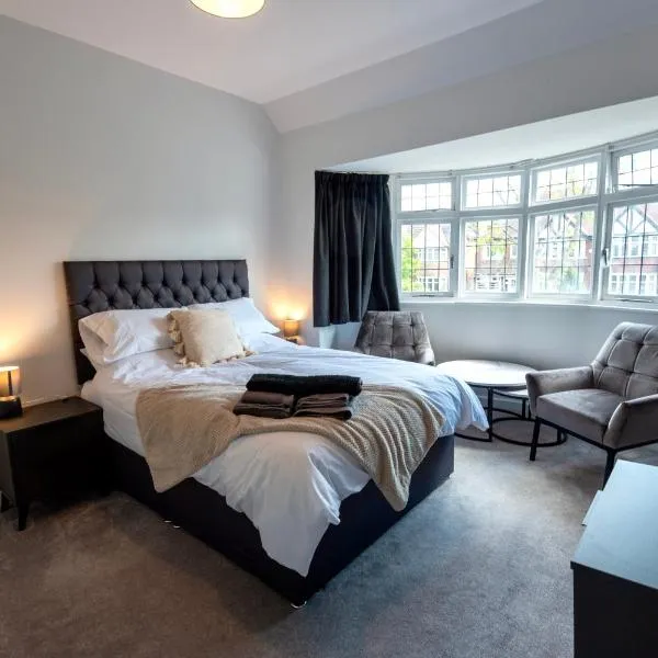 Double room in brand new 5 bed home with WiFi and TV BW Room 3，位于索利赫尔的酒店