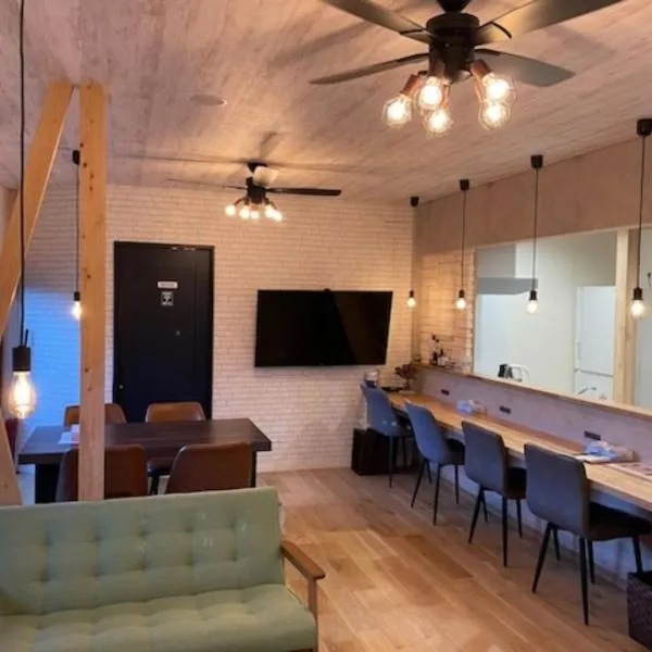 TC1 岡谷駅トモズカフェアネックス Tomo's Cafe，位于Okaya的酒店