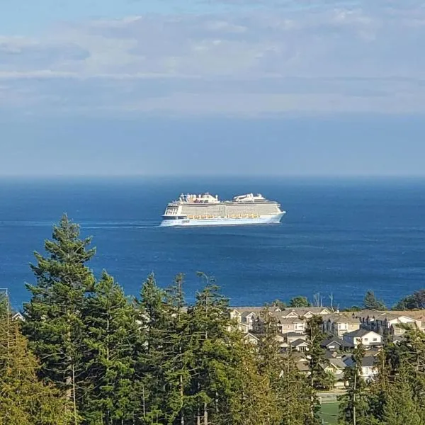 Stunning Ocean View Modern 1 BDR Private Entry Suite, 5 min to the Beach，位于Colwood的酒店