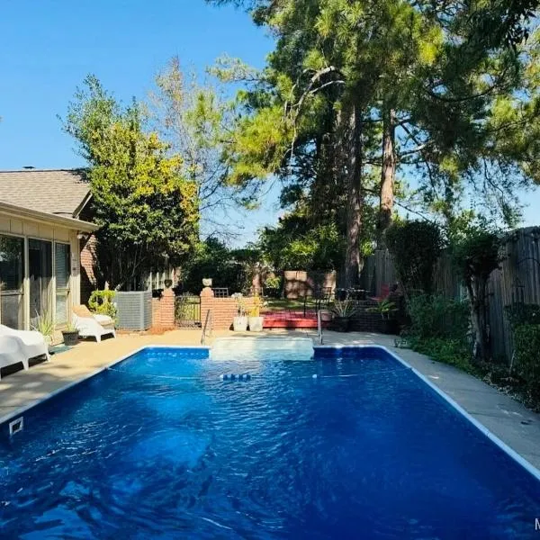 Grandmama's House with Pool，位于蒙哥马利的酒店