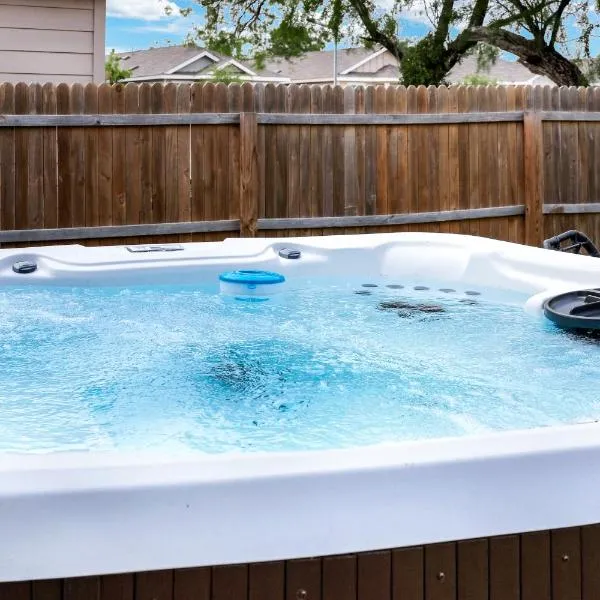 Hot Tub Getaway Nr Missions Park BBQ Yard Games，位于圣安东尼奥的酒店