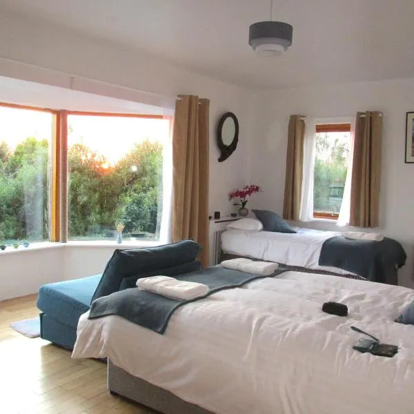 Seaview and Sunsets, Entire place, private entrance, Large Bedroom, Full kitchen and bathroom，位于恩尼斯泰蒙的酒店