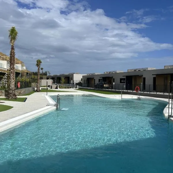 Spacious Beach House in Malaga-Cala de Mijas, amazing see view, 3 bedroom, garden & Common Pool，位于马拉加的酒店