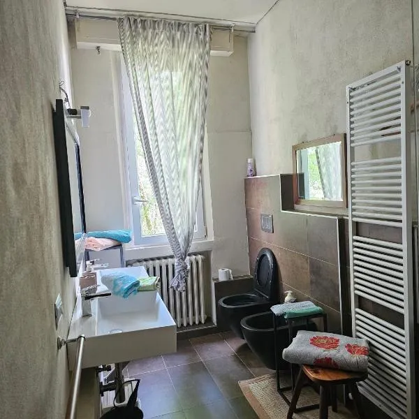 Casa VINCENZO 130 mq con portico ed ingresso esclusivo dal giardino，位于Felino的酒店