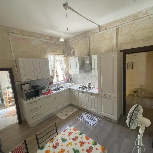 Room for 3 in Hamrun- ideal for students, family or vacation，位于Tad-Duluri的酒店