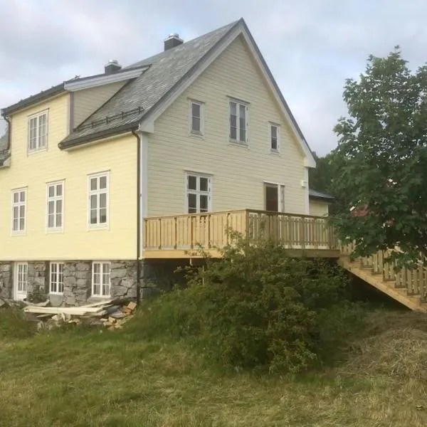 Seaside apartment in farmhouse close to nature，位于Husevåg的酒店