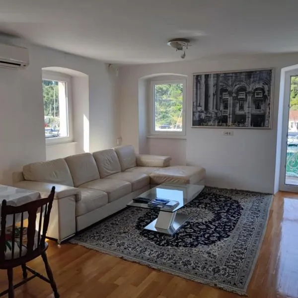 Apartment in centre of Milna，位于米欧纳的酒店