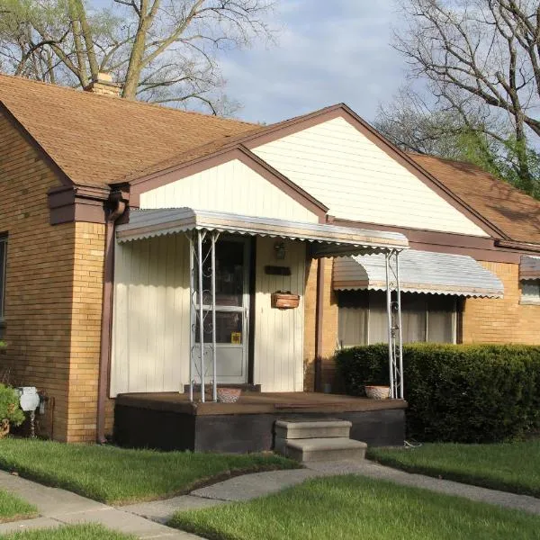 Beautiful, Cozy Stay in Oak Park, Queen Bedroom, Work Setup & Backyard Grill，位于Oak Park的酒店