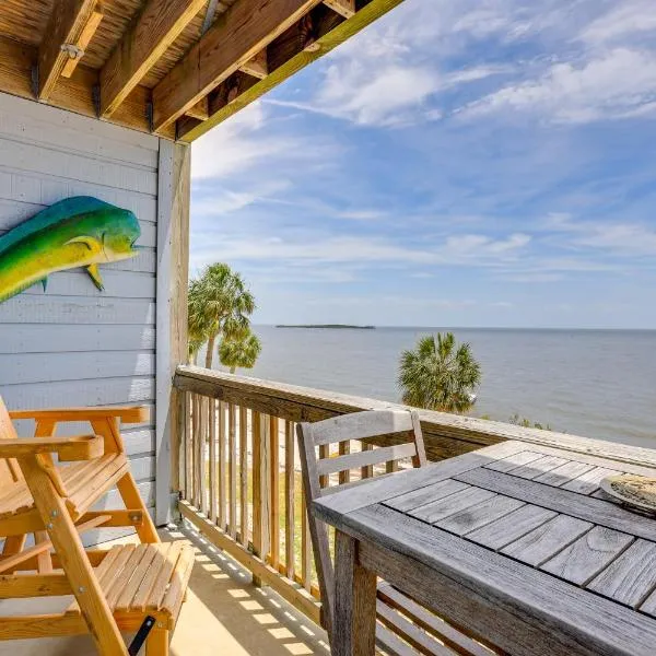 Beach and Pool Access at Condo on Cedar Key!，位于锡达基的酒店