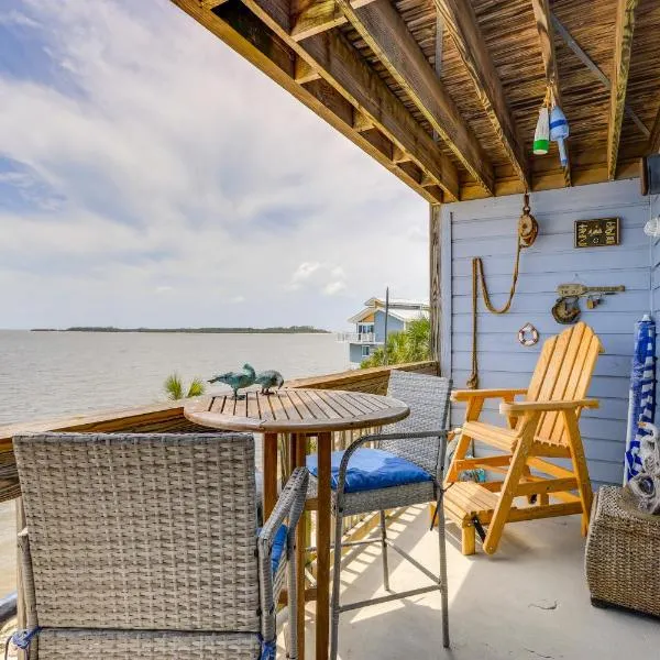 Walkable Beachfront Retreat on Cedar Key!，位于锡达基的酒店