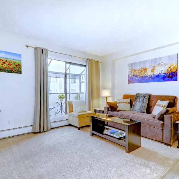 Spacious Top Floor at Stampede w Free Parking and AC，位于卡尔加里的酒店