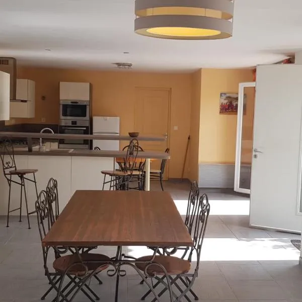 Maison entière garage à 5 minute à pied des grands buffets et centre ville，位于纳博讷的酒店