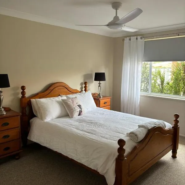 BLT 123 - beach lake tavern，位于Budgewoi的酒店