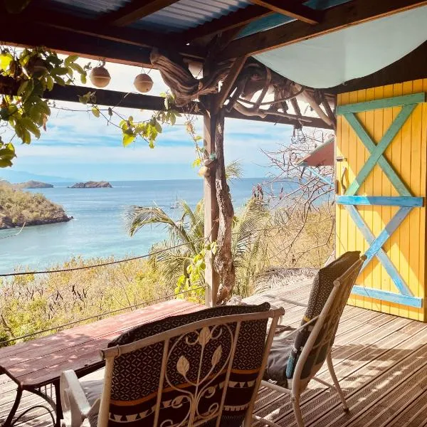 Gîte Ti Kazalo, cabane perchée, vue mer spectaculaire, pieds dans l'eau，位于Grande Anse的酒店