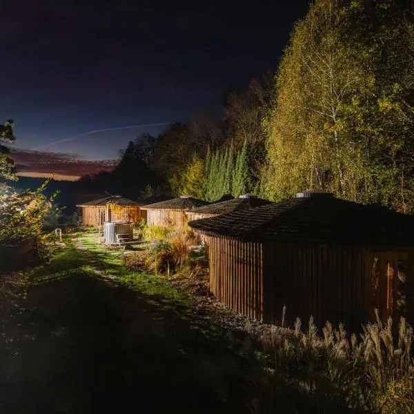 Glamp V Hluboké - Yurts and Wooden Houses，位于弗塞廷的酒店