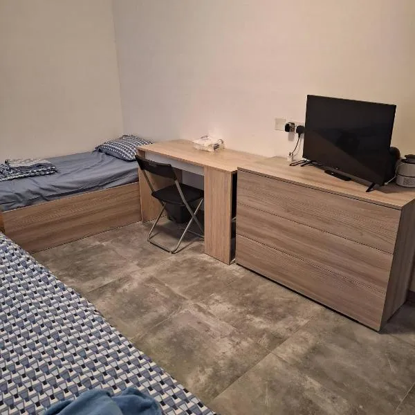 Private cosy room in a modern suburban penthouse，位于卢加的酒店