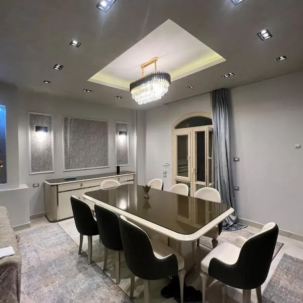 A room in Comfy and spacious two bedrooms apartment - 5 mins drive from bus station，位于Kafr Rāshid的酒店