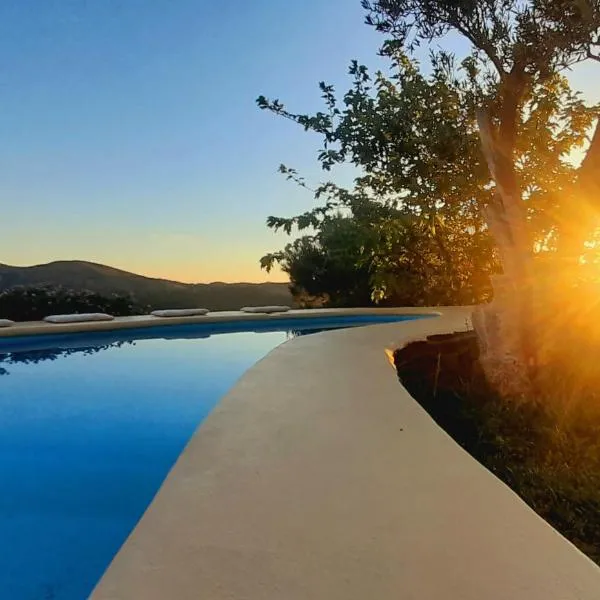 Kalliberry Cycladic Stone House Elissavet with private pool, nice view and fantastic sunsets,位于加夫里翁的酒店