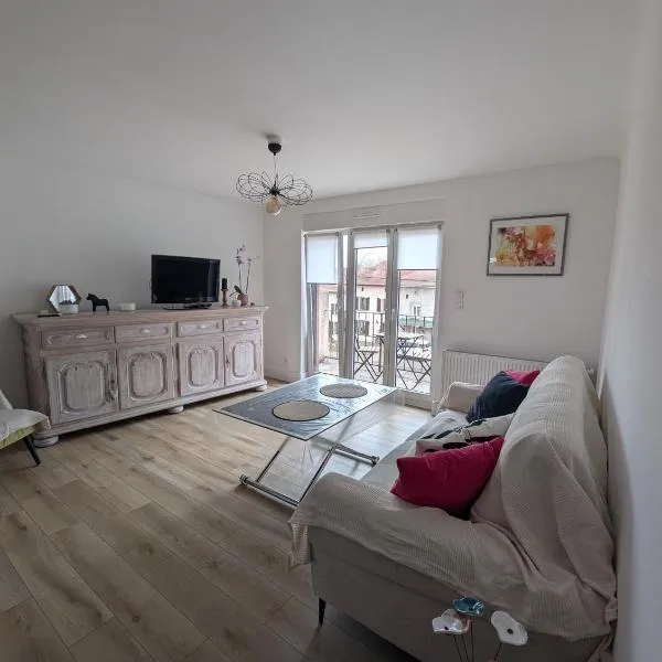 Appartement doux et lumineux，位于Adelange的酒店