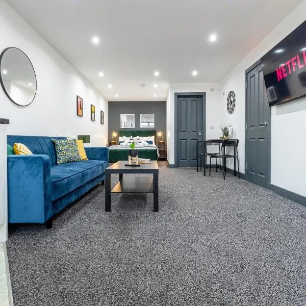 RNM - Business Contractor & Proffesionals, Private Access & Entire Place, Kitchen & Washroom with amenities, Smart Tv, Easy Access, Fast WiFi, Parking Nearby, Great transport links，位于Old Hill的酒店