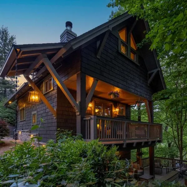 HOT TUB & PET-FRIENDLY Cabin in Cheshire Village，位于黑山的酒店