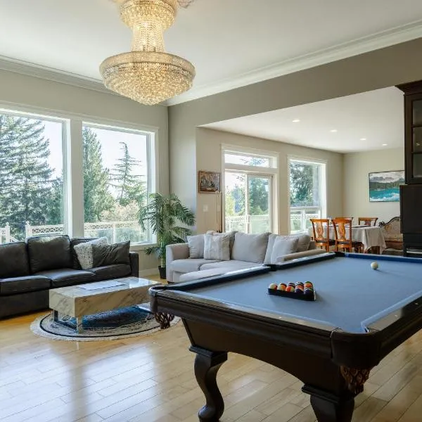 Luxury Rainbow House with Pool Table, Oceanview，位于纳奈莫的酒店